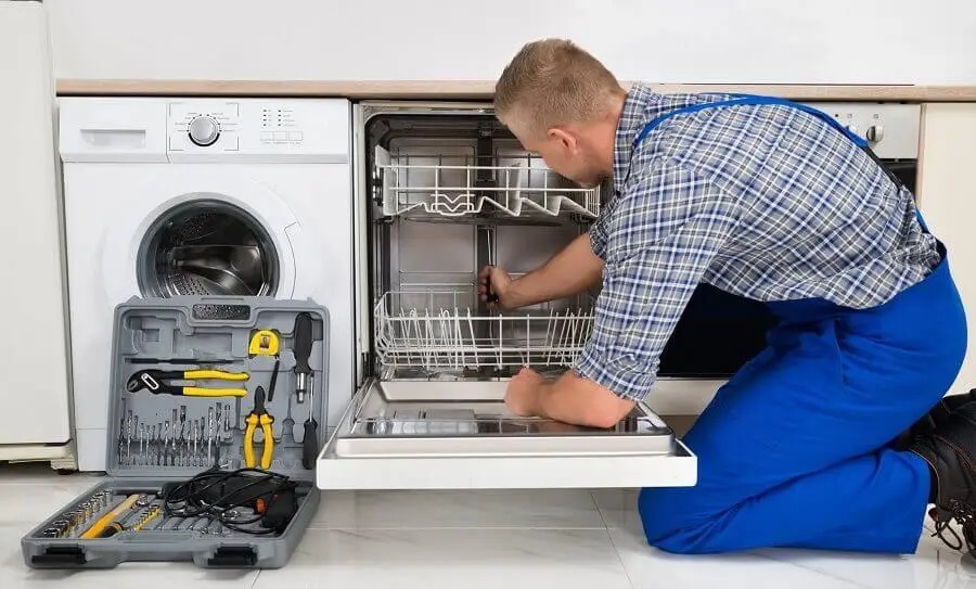 Sarıyer Hotpoint servisi teknisyen ekibi beyaz eşya tamiri yaparken